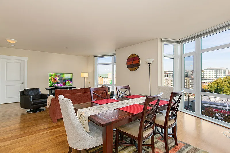 2 bed, 2.0 bath, 1300 sqft, $3,795 — Photo 2