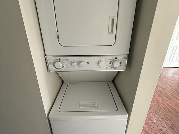 5th image of 411 Cambridge Cir