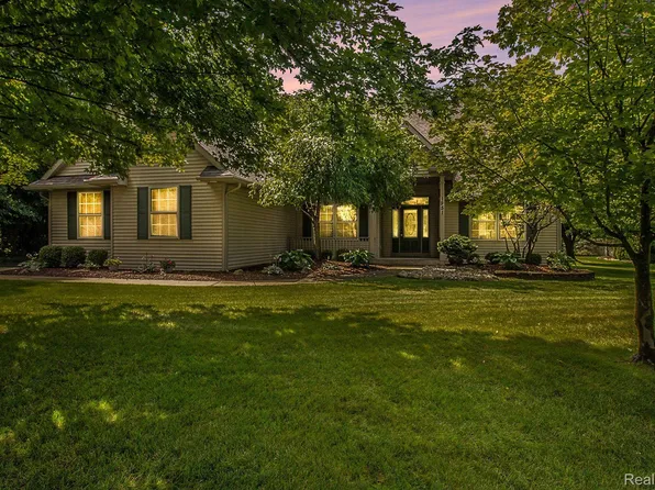 1951 Sundance Rdg, Howell, MI 48843