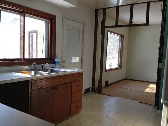 4th image of 326 McCarrons Blvd S