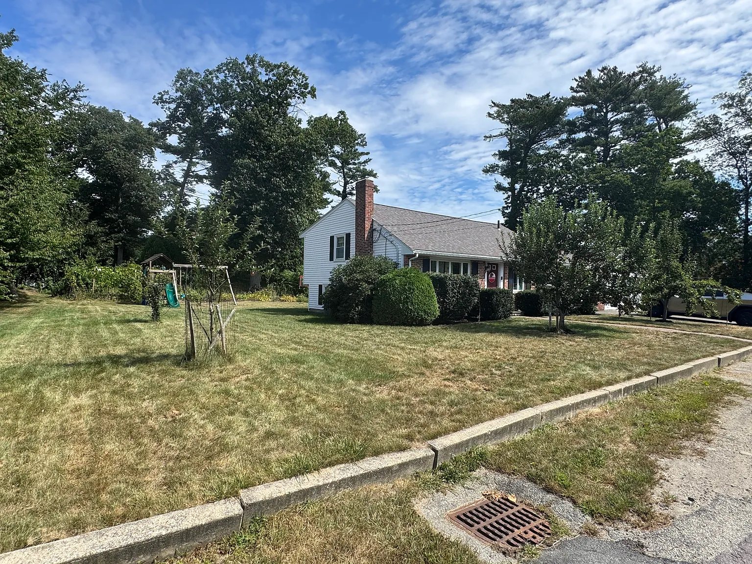 3 bed, 1.5 bath, 1324 sqft, $5,700 — Photo 3