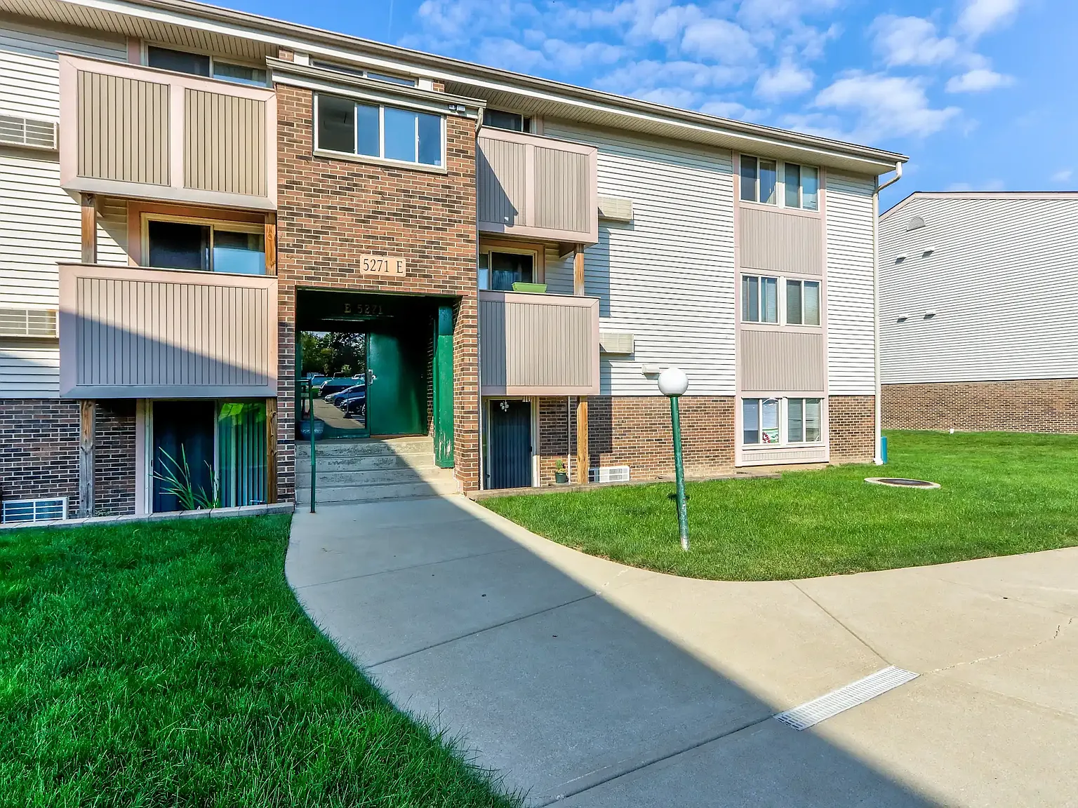 Royalwood Apartments — Photo 3