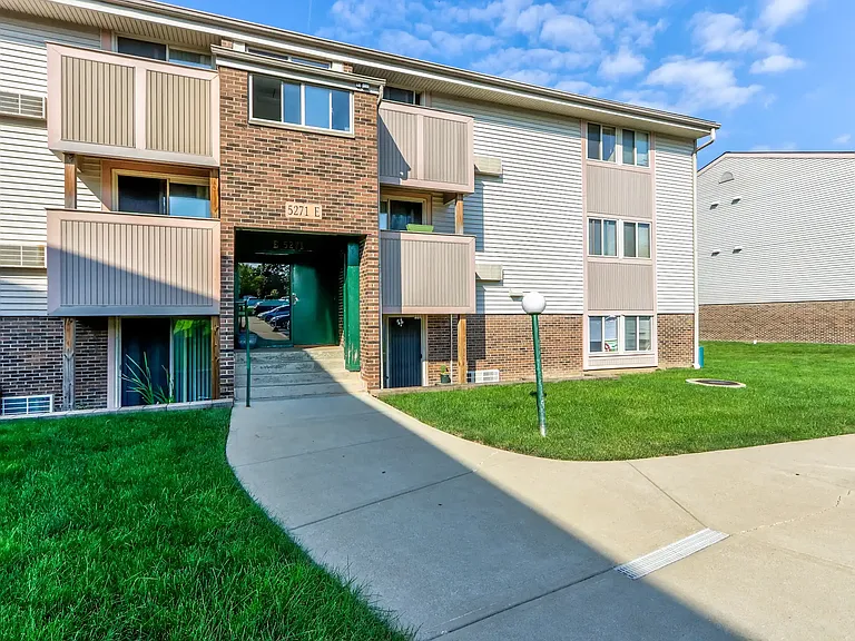Royalwood Apartments — Photo 3