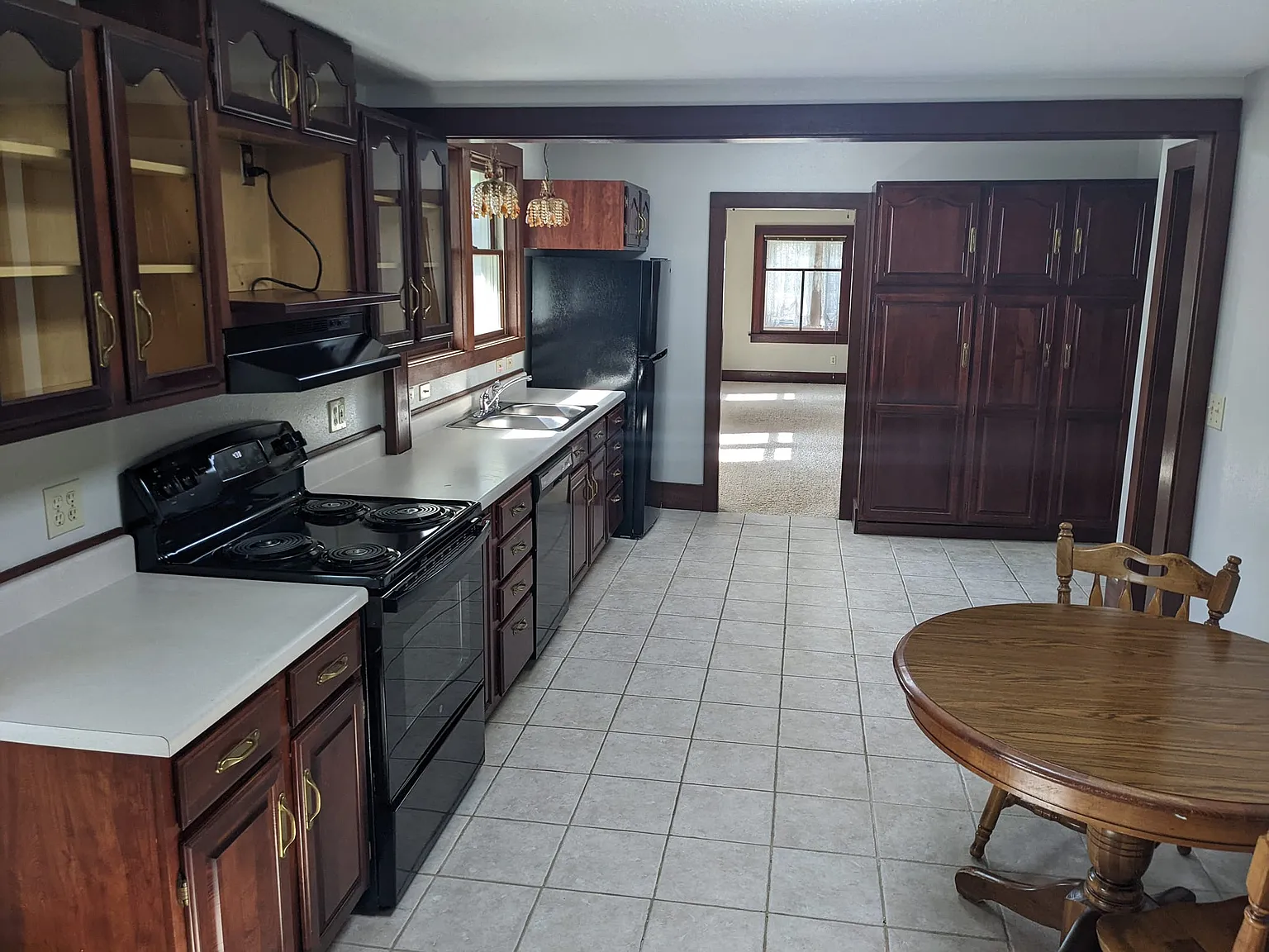 5 bed, 2688 sqft, $2,200 — Photo 4
