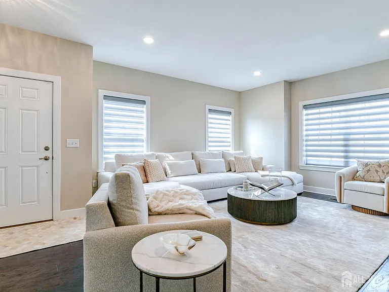 1529 Paxton Ln — Photo 3