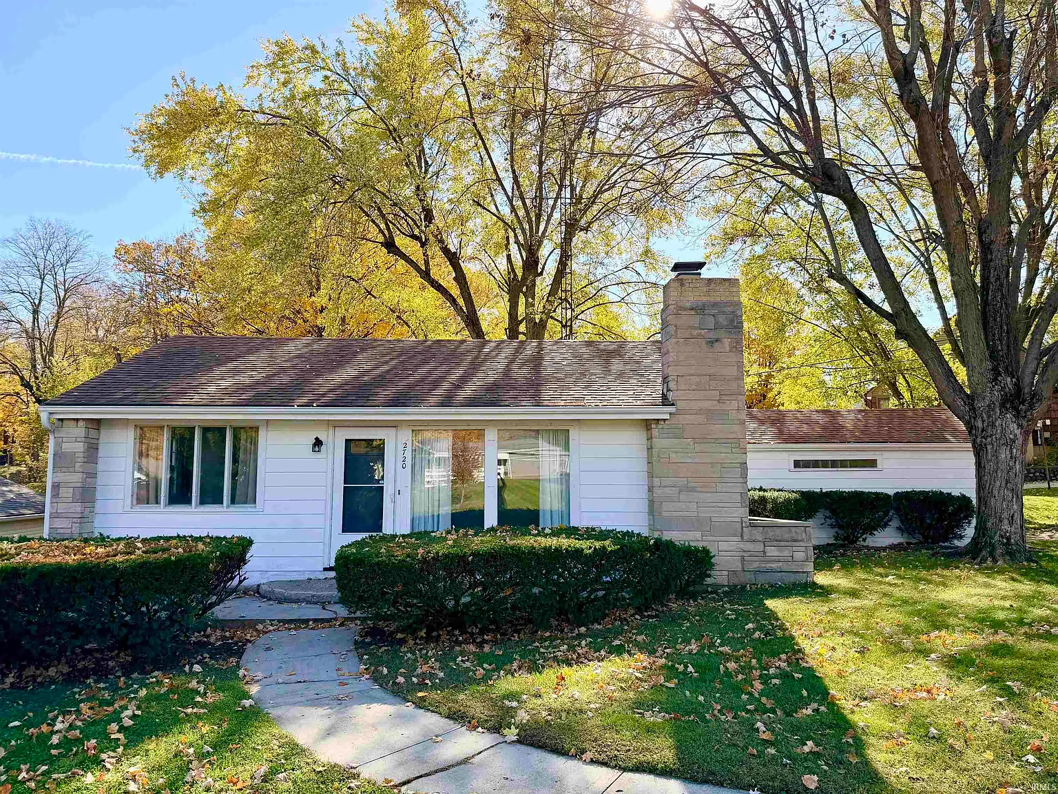 2720 E Fairoaks Dr photo 1
