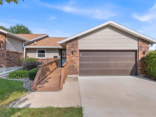 555 Sierra Dr, Freeport, IL 61032