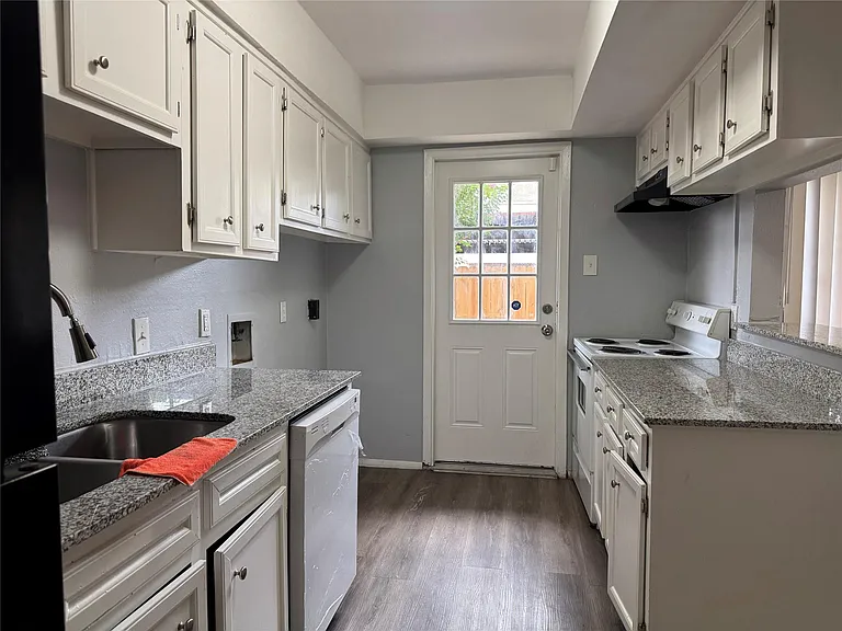 7925 Grove Ridge Dr — Photo 6