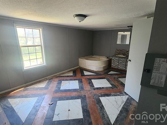 3rd image of 802 W 15th St