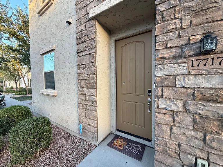 17717 W Mandalay Ln — Photo 2