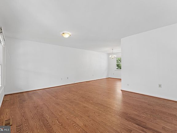 5th image of 8910 Spur Rd