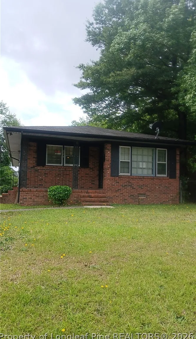 3 bed, 1.5 bath, 1002 sqft, $1,300 — Photo 1