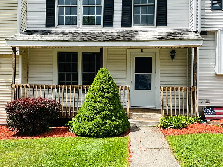 18 Lakeview Heights Dr — Photo 1