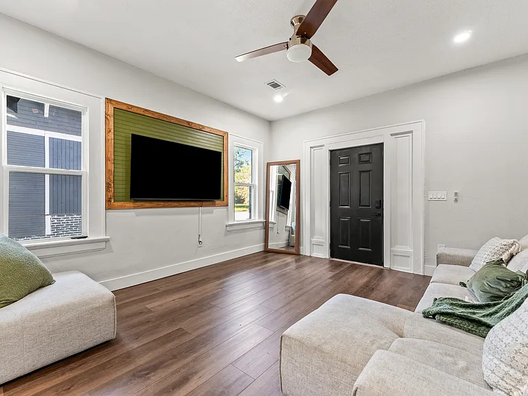 2811 N Market St — Photo 20