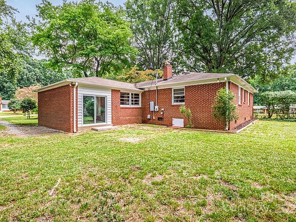 3rd image of 5443 Hilltop Cres