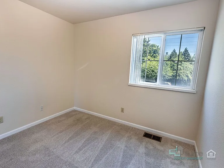 3489-3493 Hawthorne Ave NE — Photo 32