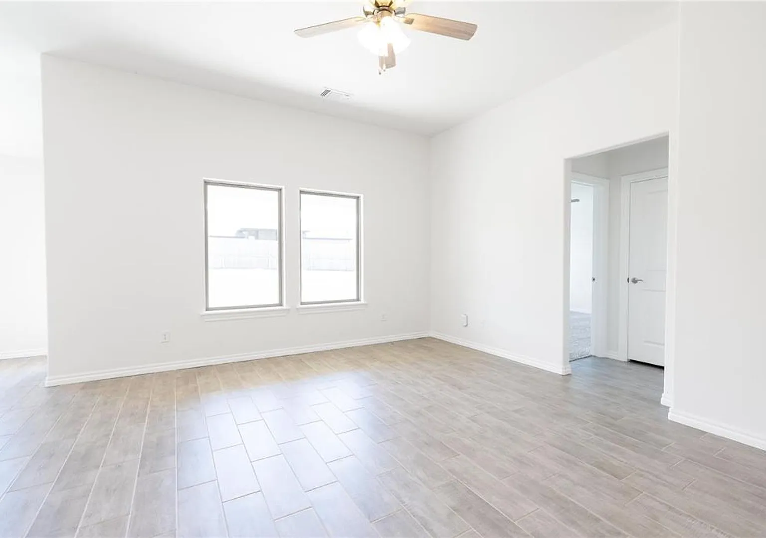 Brand New 3 Bedroom 2 Bathroom Home With Storm Shelter And Neighborhood Pool **Leasing Special** — Photo 3