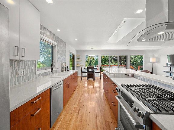 5th image of 1111 W Banbury Dr