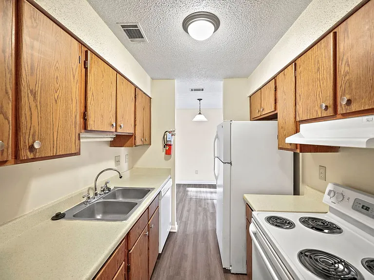 Country Creek Apartments — Photo 41