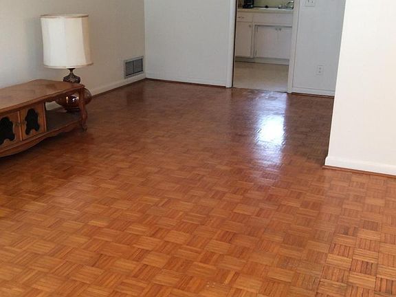 4th image of 4761 Glorianne Cir W