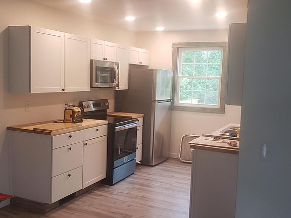 3rd image of 221 Blossom Ln