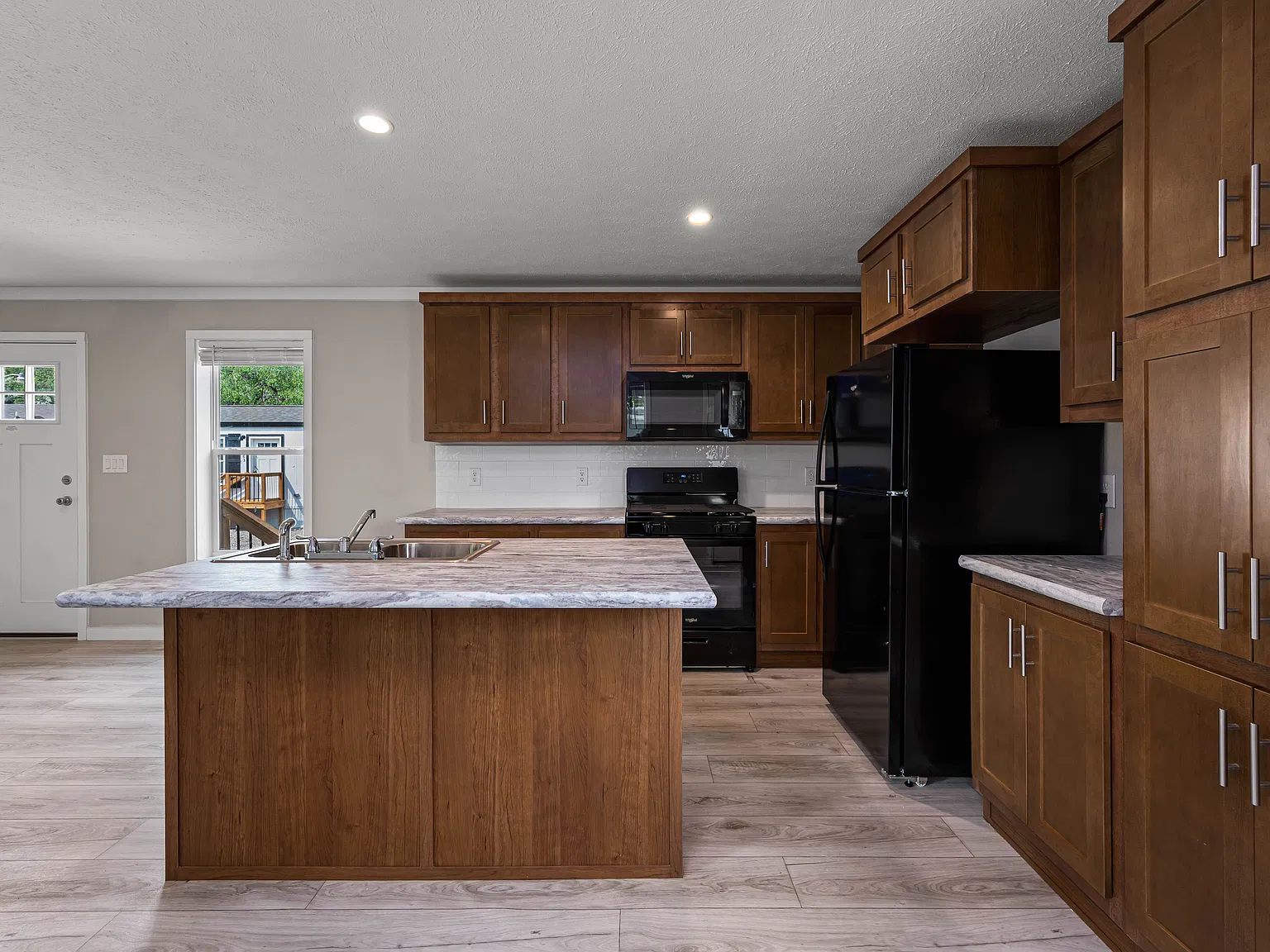 3 bed, 960 sqft, $1,695 — Photo 2