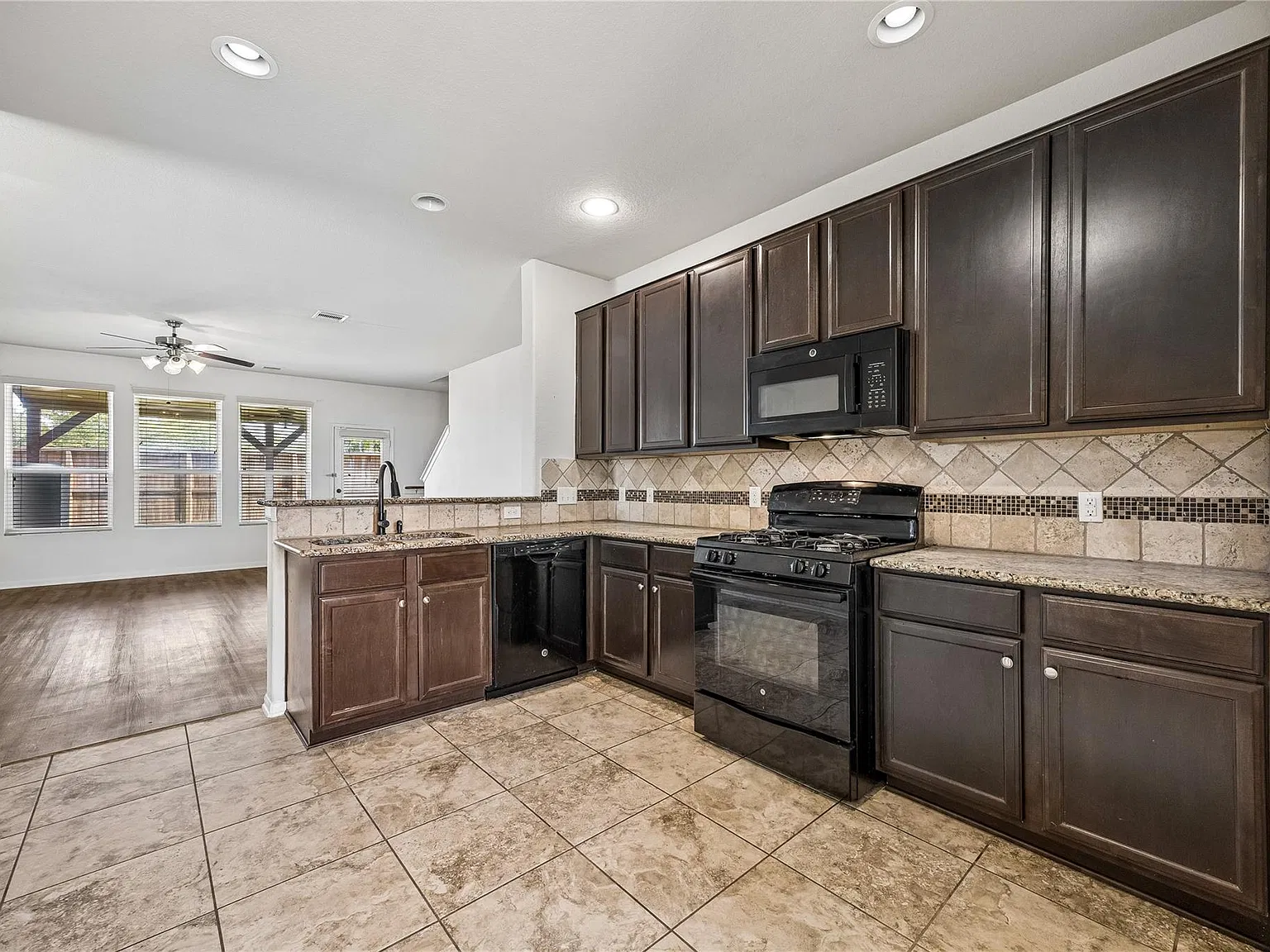 4 bed, 2.5 bath, 2376 sqft, $2,600 — Photo 3