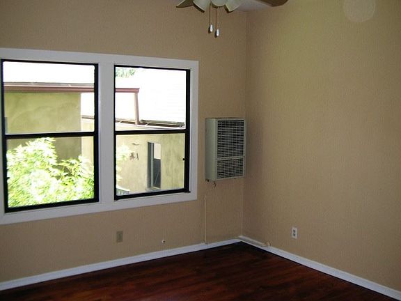 3rd image of 1207 N Orange Dr