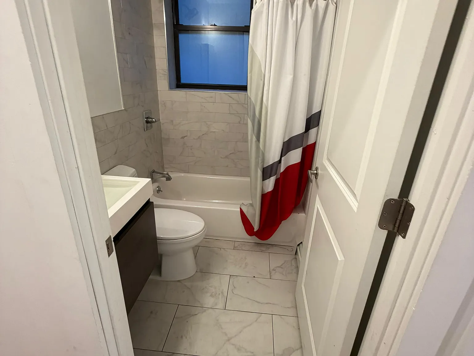 3 bed, 1000 sqft, $3,753 — Photo 3