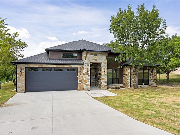 2nd image of 210 Knob Hill Dr