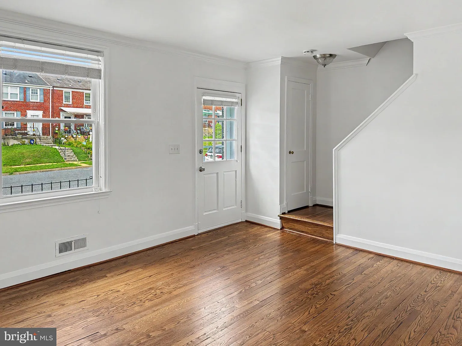 3 bed, 2.0 bath, 1402 sqft, $2,300 — Photo 2