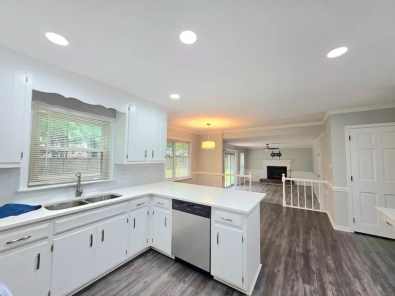 415 Rosewood Ln — Photo 11