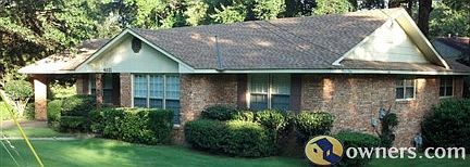 Immaculate lawn & mature shrubs