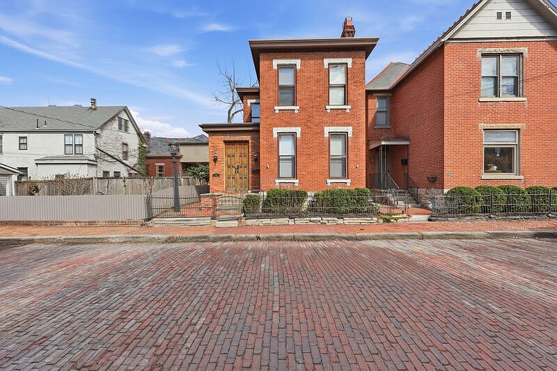 1st image of 114 E Beck St