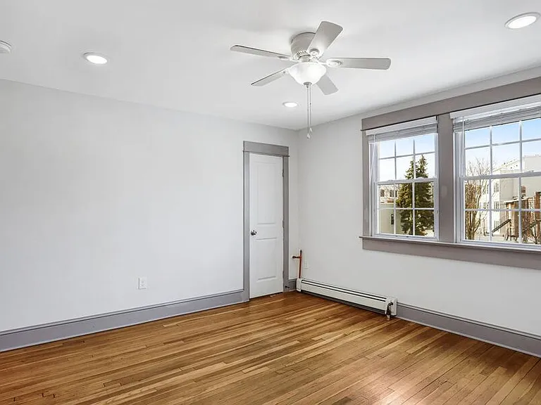 855 19th St NE #3 — Photo 8