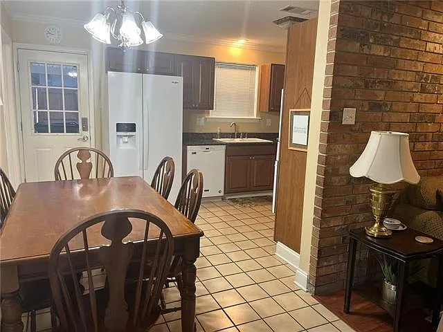 3 bed, 2.0 bath, 1834 sqft, $3,000 — Photo 4