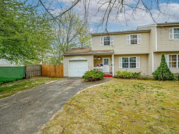 27 Oak Street, Central Islip, NY 11722