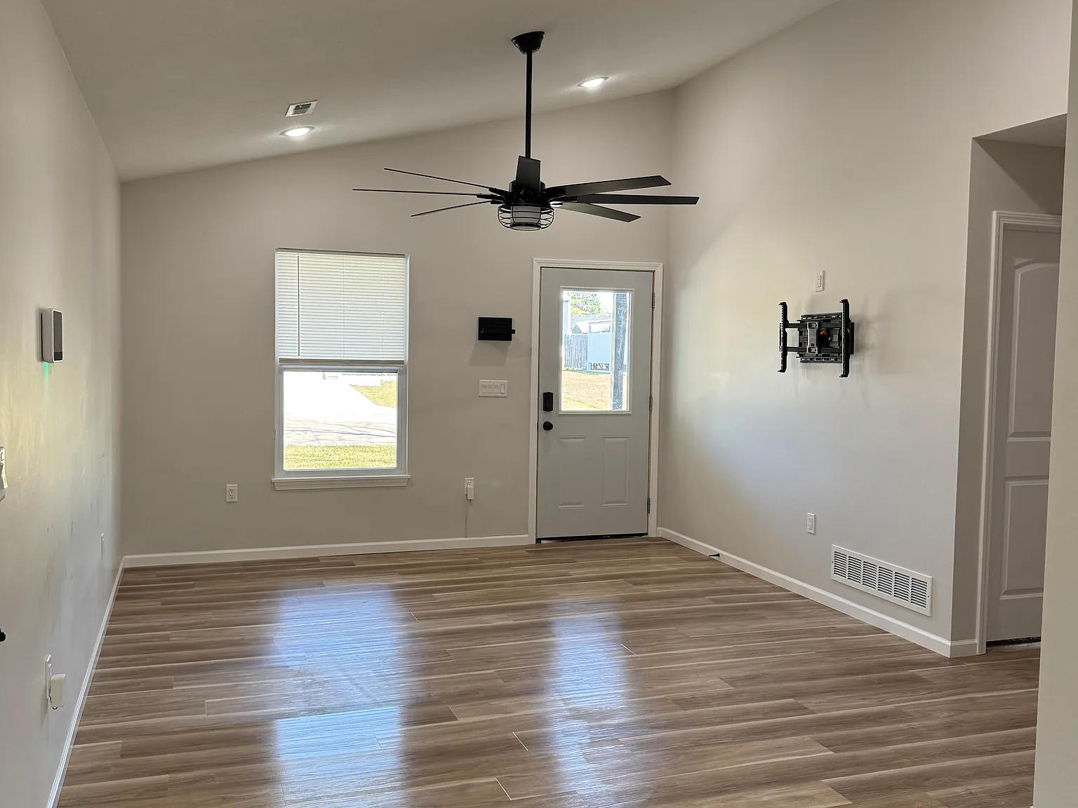 4306 Rivers Dr — Photo 4