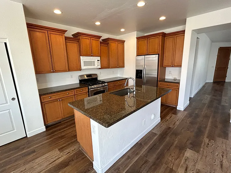 7325 W Ellis St — Photo 2