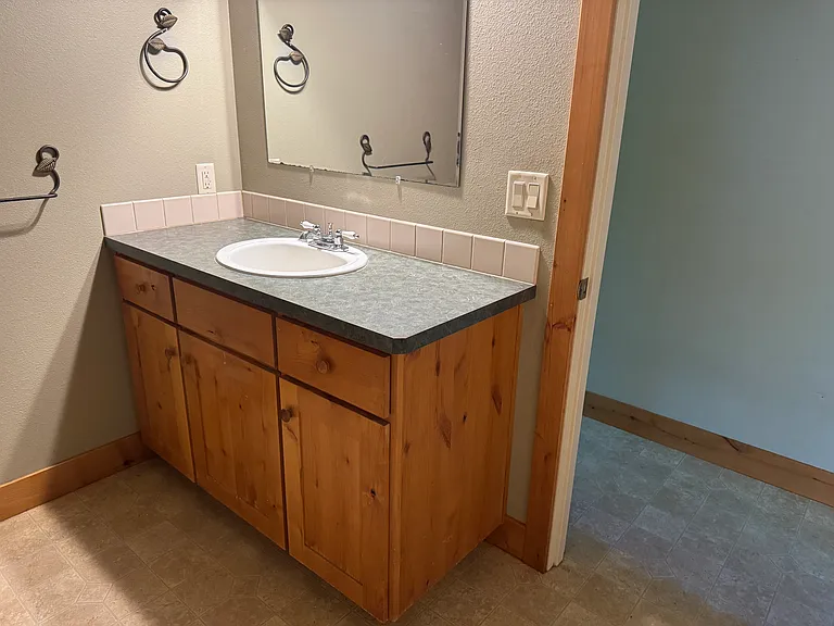 555 SW Fairway Ct — Photo 4