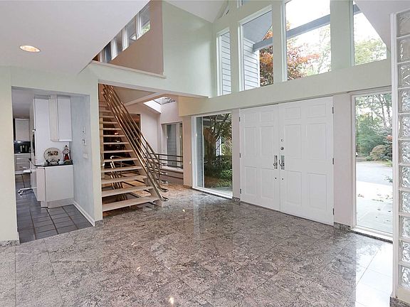 2nd image of 100 Woodhollow Ct