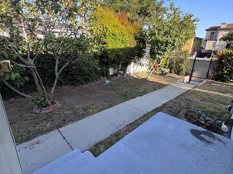 1713 W Victory Blvd #1713 — Photo 7