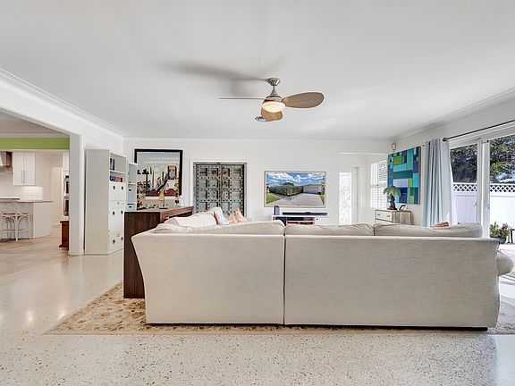 5th image of 2415 N Lakeside Drive