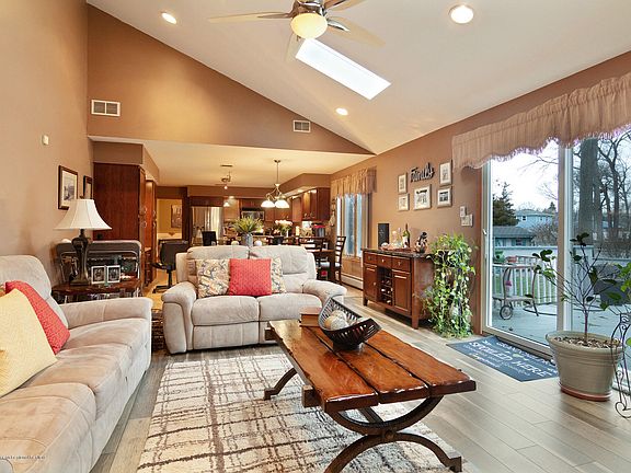 5th image of 1026 Twin Oaks Dr