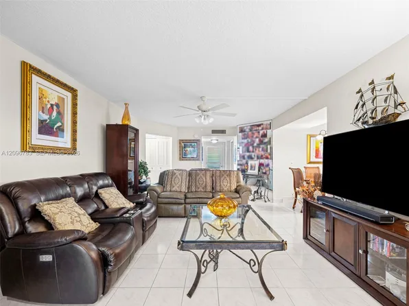 3661 Via Poinciana APT 401, Lake Worth, FL 33467