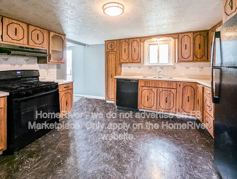 3 bed, 1.0 bath, 1024 sqft, $1,000 — Photo 3