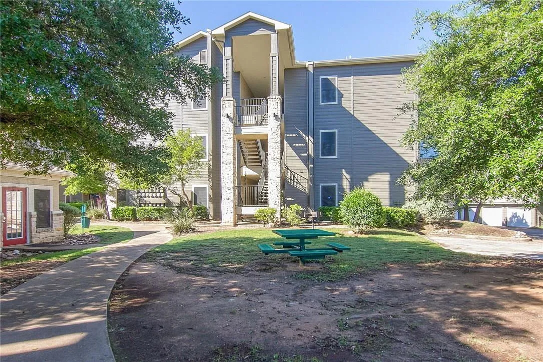 2 bed, 2.0 bath, 1028 sqft, $1,450 — Photo 1