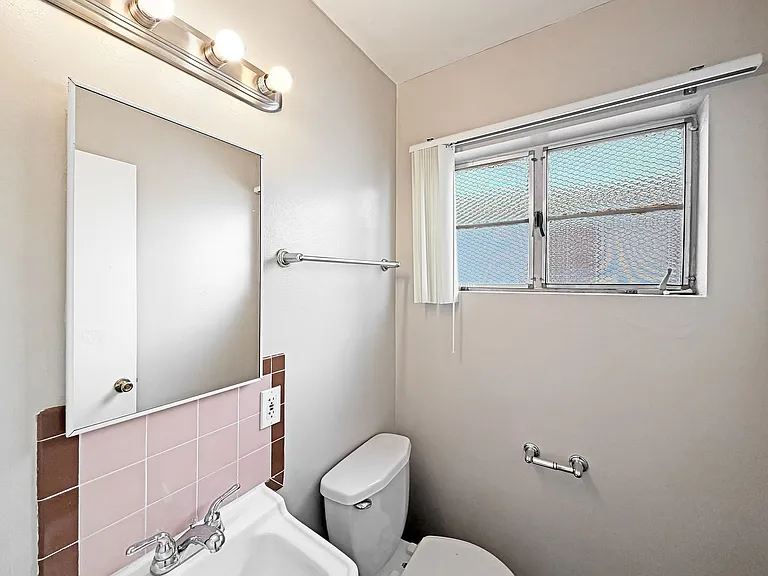 SD: Comfortable 3BD/1.5BA Apartment in Normal Heights with Reserved Parking — Photo 7