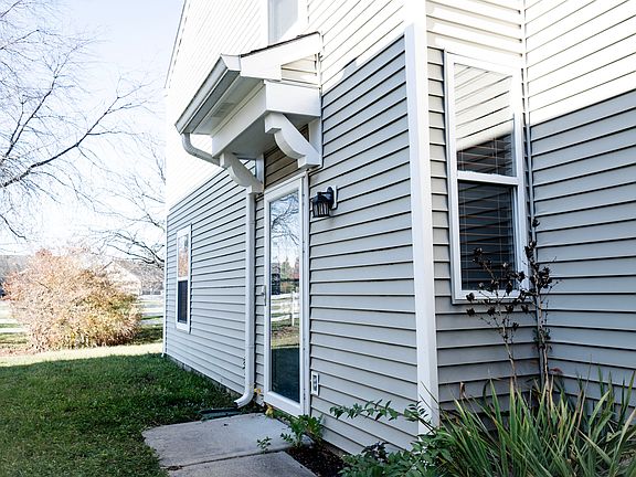 3rd image of 4494 Connaught Dr W