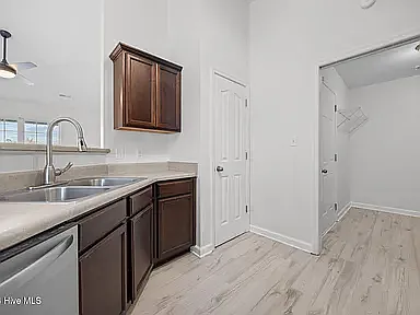 702 Buster Ct — Photo 6